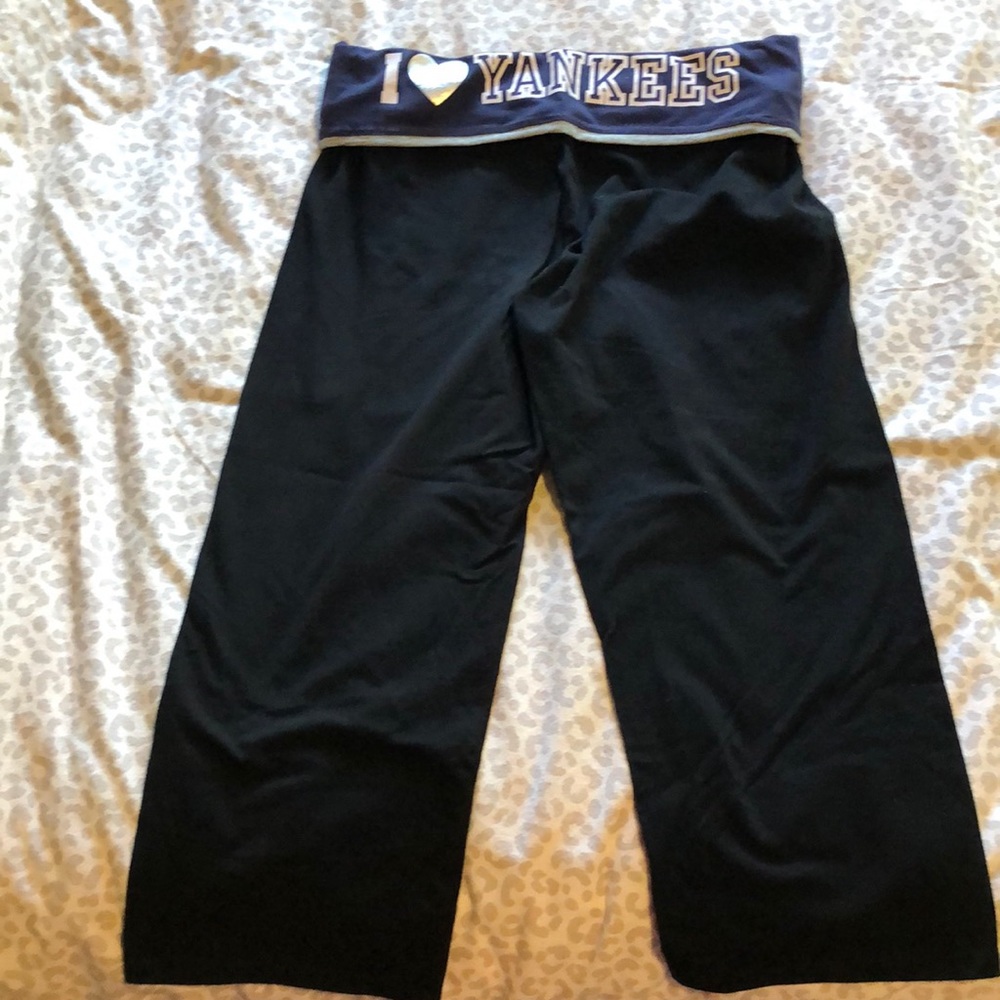 PINK Yankees crop yoga pants large
